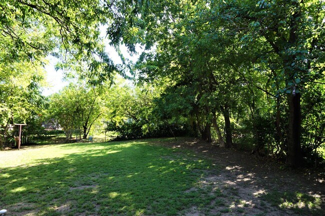 Building Photo - 2 Bed 1 Bath 1 Car Garage in the Village R...