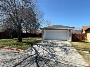 Building Photo - 3 bedroom, 2 bath home