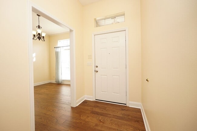 Building Photo - Shalimar Location