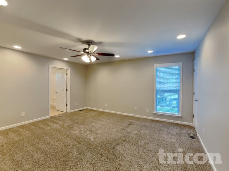 Building Photo - 703 Maple Ct