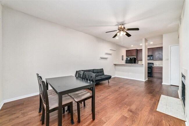 Building Photo - 2121 El Paseo St