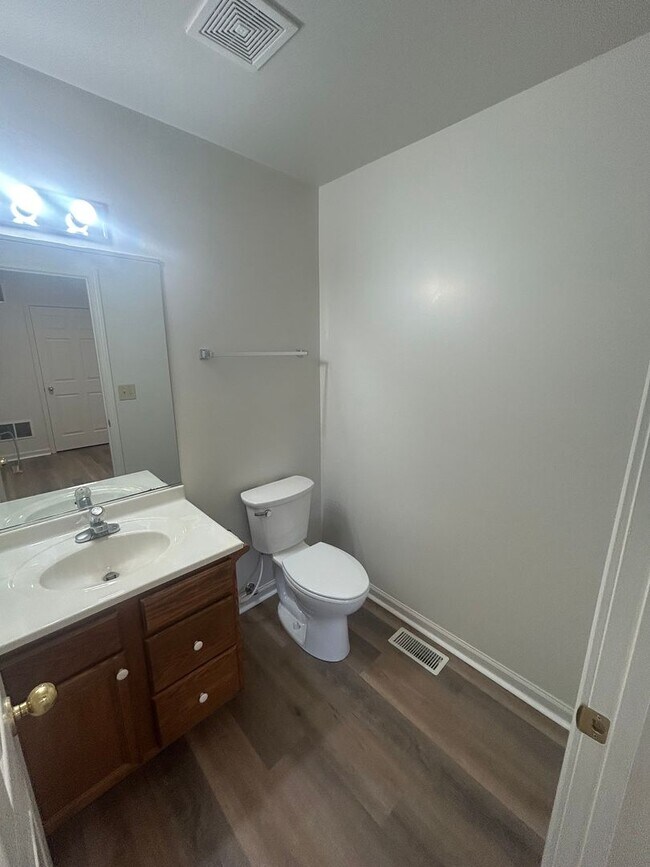 Building Photo - 2 bedroom, 1.5 bath Townhouse style apartm...
