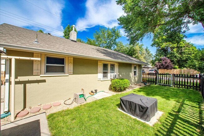Building Photo - Adorable Guest Cottage in the North End!