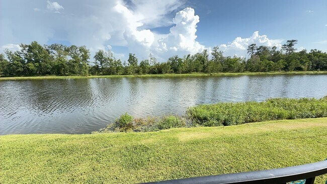 Building Photo - 3 Bedroom 2 Bath home located in coveted L...