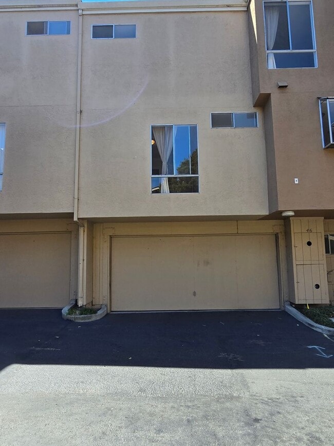 Building Photo - Tri Level Townhouse located in a Gated Com...