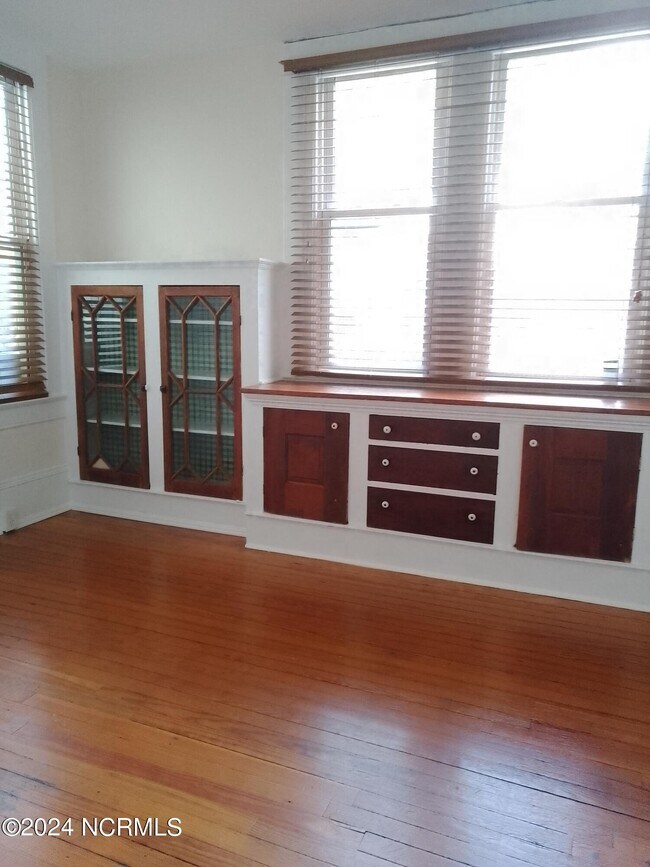 Building Photo - 407 E Main St