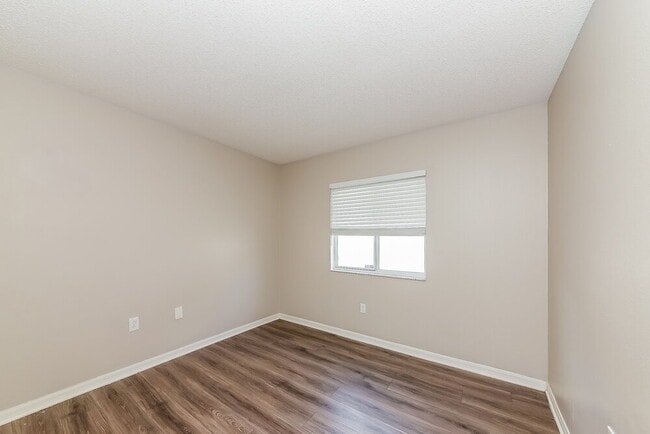 Building Photo - 11751 Lynmoor Dr