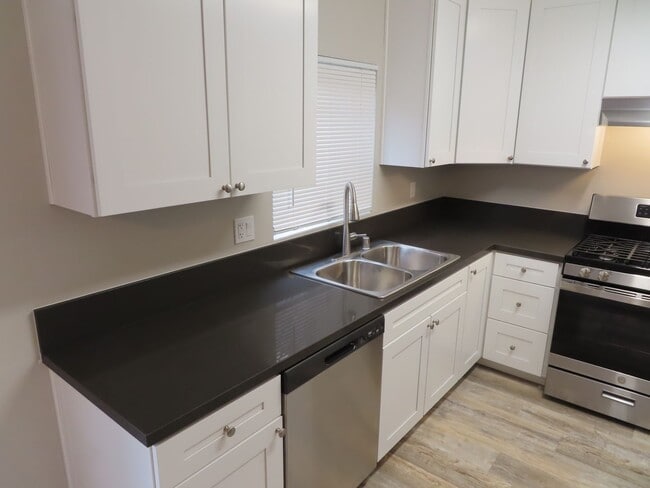 Building Photo - Renovated 2 Bed 2 1/2 Bath Condo with Atta...