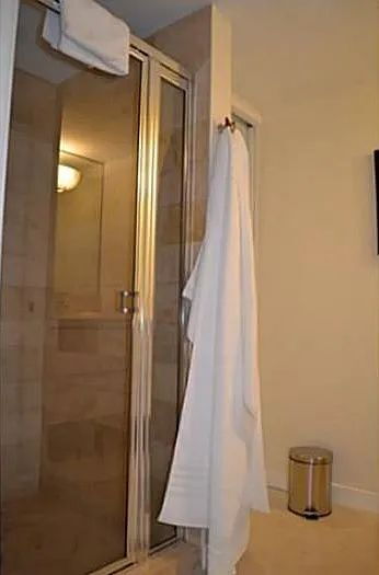 Building Photo - "Chic 1-Bedroom Retreat in the Heart of Miami Beach – Your Ideal Urban Sanctuary!"