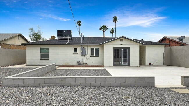 Building Photo - Gorgeous Remodel in Desirable North Central Phoenix Neighborhood