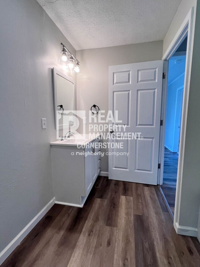 Building Photo - AVAILABLE NOW!! 3 Bedroom Home with Huge Y...