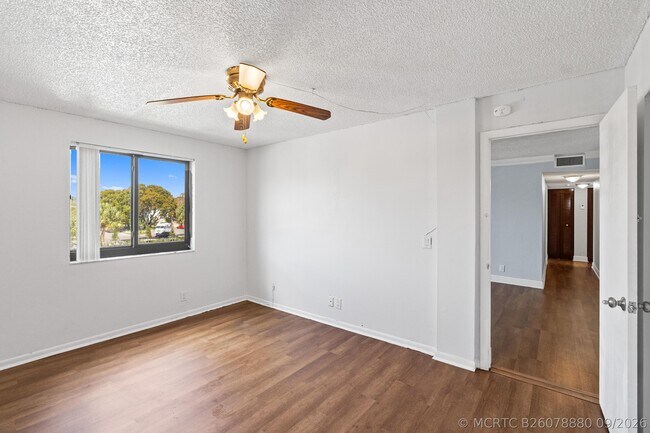 Building Photo - 3700 N Pine Island Rd