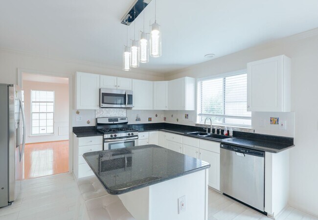 Building Photo - Beautiful 4 BR/3.5 BA Single-Family Home i...