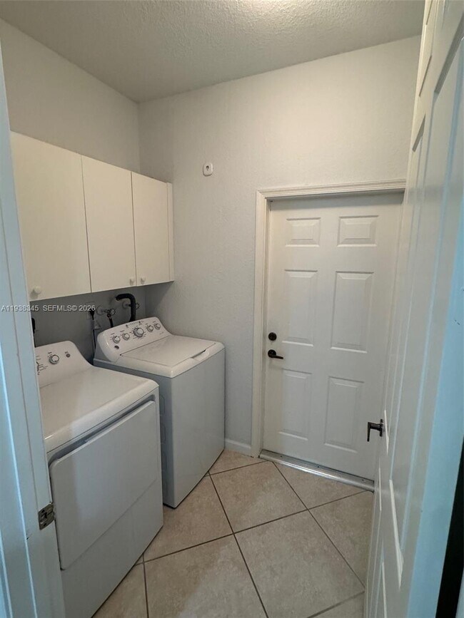 Building Photo - 2643 Center Ct Dr