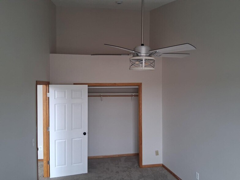 Building Photo - 112 Main St S