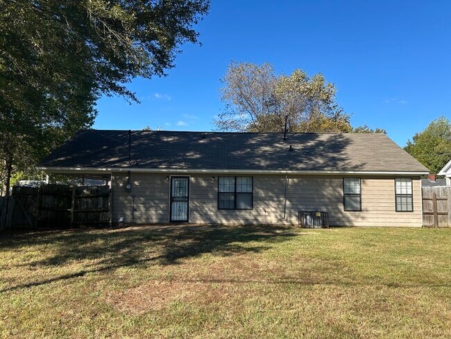 Building Photo - 10075 Yates Dr