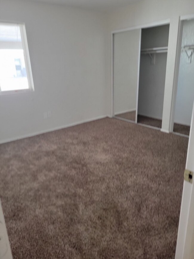 Building Photo - Clean! 2 bed 2 bath Town-home in Central P...