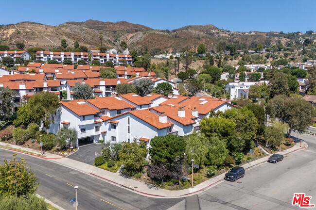 Building Photo - 1541 Palisades Dr
