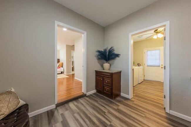 Building Photo - 1212 N Main St