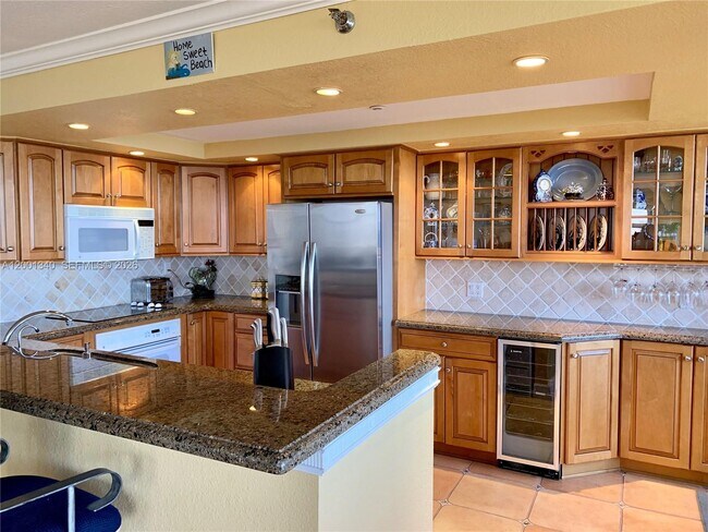 Building Photo - 2555 Collins Ave