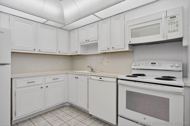 Building Photo - 2651 S Palm Aire Dr