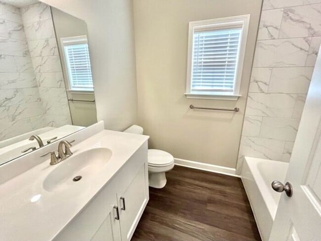 Building Photo - Now Leasing a 5-Bedroom 3 Bath Home in Hor...