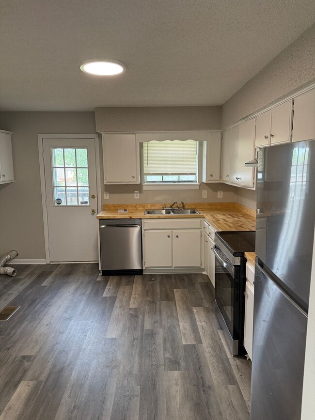 Building Photo - 2 Bedroom/ 1 Bathroom Duplex in Hermitage