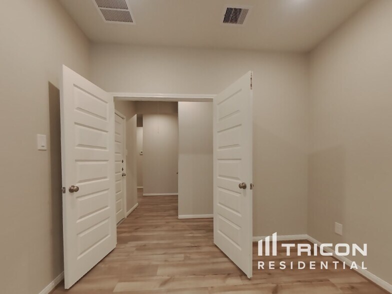 Building Photo - 2311 E WInding Pines