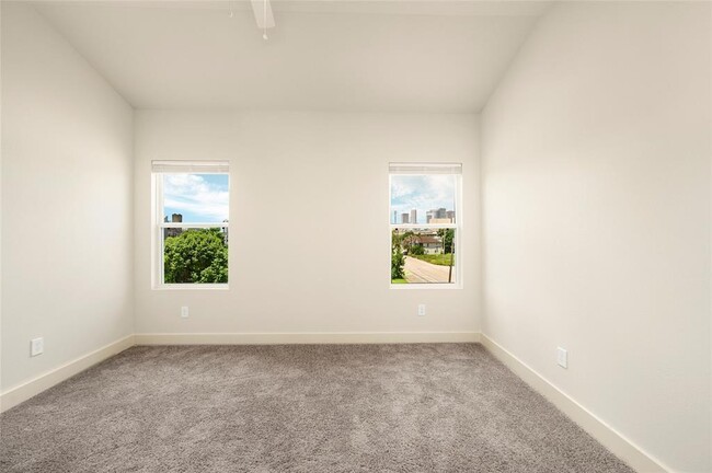 Building Photo - 2110 Live Oak St