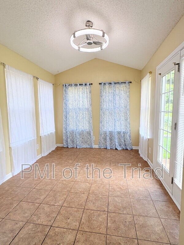 Building Photo - 152 Drewsbury Dr