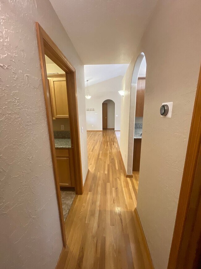 Building Photo - 3 Bedroom home in Albany!