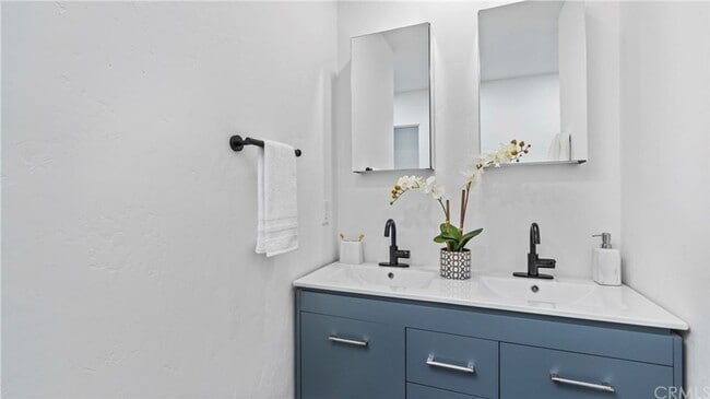 Building Photo - Fabulous Home off of Grand Avenue area ava...