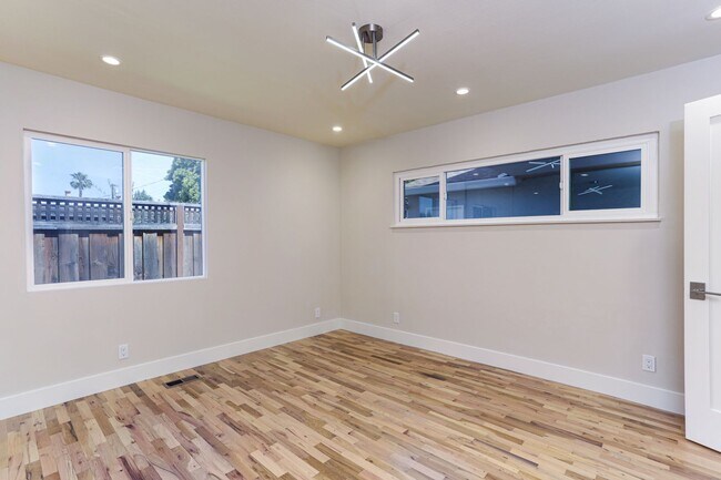 Building Photo - FULLY RENOVATED 3 BEDROOM, 2 BATHROOM IN E...