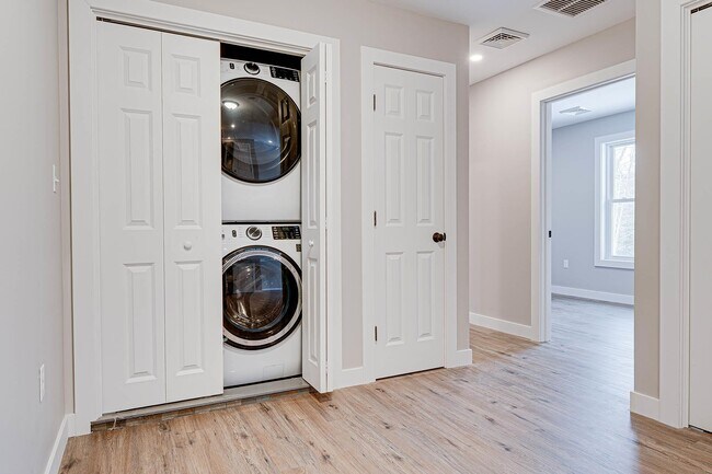 Building Photo - 3 Strafford Rd