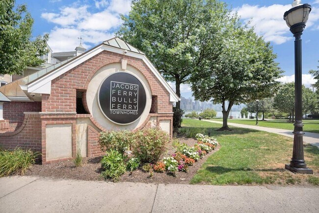 Building Photo - 273 Roslyn Ct