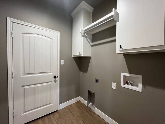 Building Photo - A Modern, Sophisticated Home in an Attract...