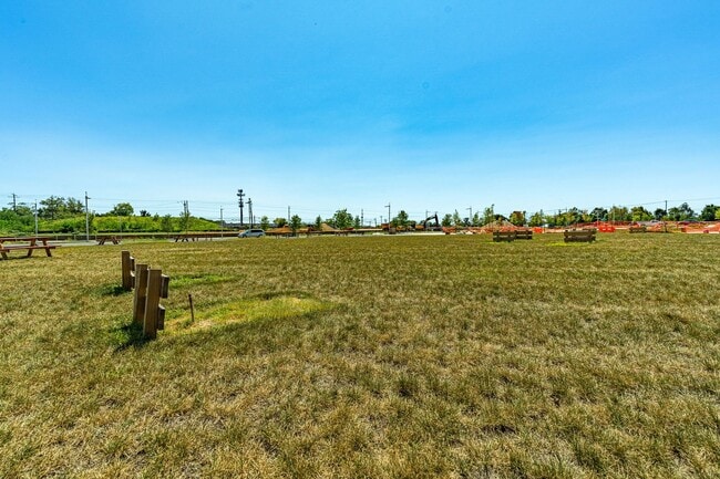 Building Photo - Modern 3 BR Townhome in Village of Towne Square Includes Trash, Cable/internet and Landscaping!