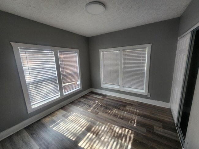 Building Photo - 522 E 5th St