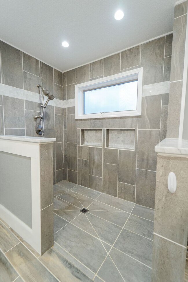 Building Photo - Beautiful 4 bedroom, 3 bathroom home on the East End of Hot Springs Village. Pets are considered ...