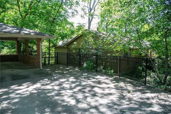 Building Photo - 1547 Delia Dr