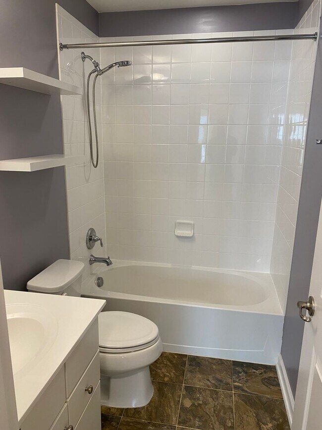 Building Photo - -- AVAILABLE MAY 8TH -- 3 BR / 3.5 BA End Unit Townhome, Available May 8th!