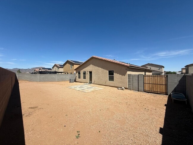 Building Photo - 4 Bedroom 2 Bathroom Home