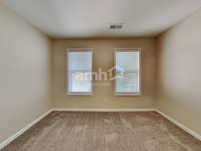 Building Photo - 152 Town Park Dr