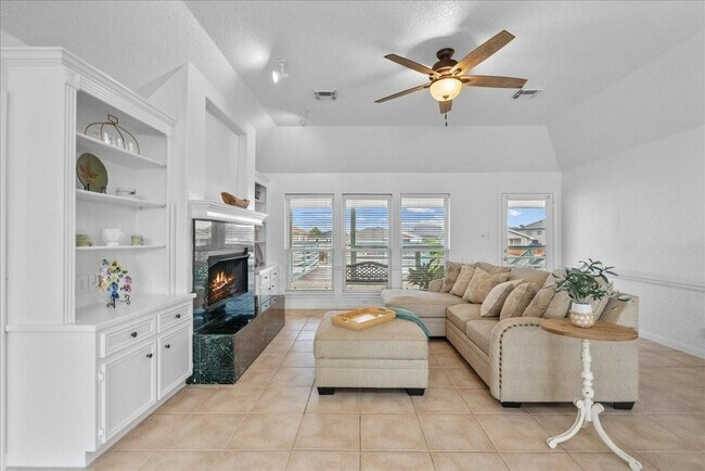 Building Photo - 933 Bonita Dr