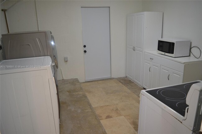 Building Photo - 6310 SW 92nd Ave