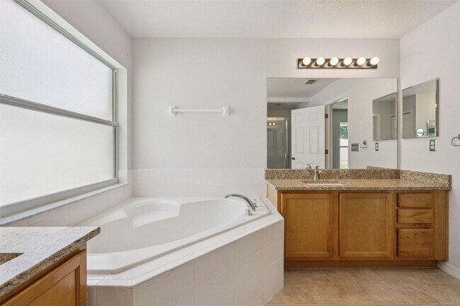 Building Photo - 622 Delancey Dr