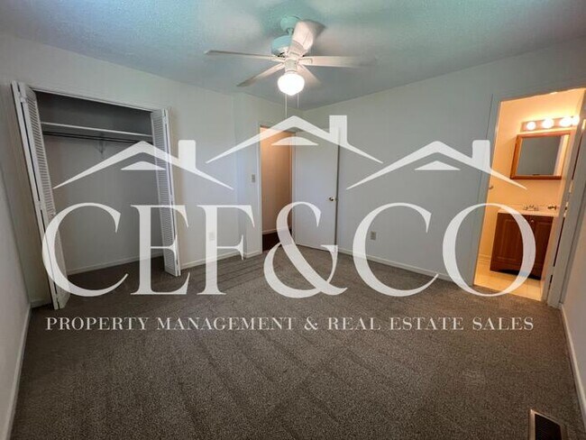 Building Photo - Beautifully maintained 2 bedroom 1.5 bathroom duplex, now available.