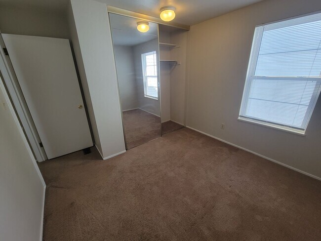 Building Photo - 2 Bedroom, 1 Bathroom Condo located in Max...
