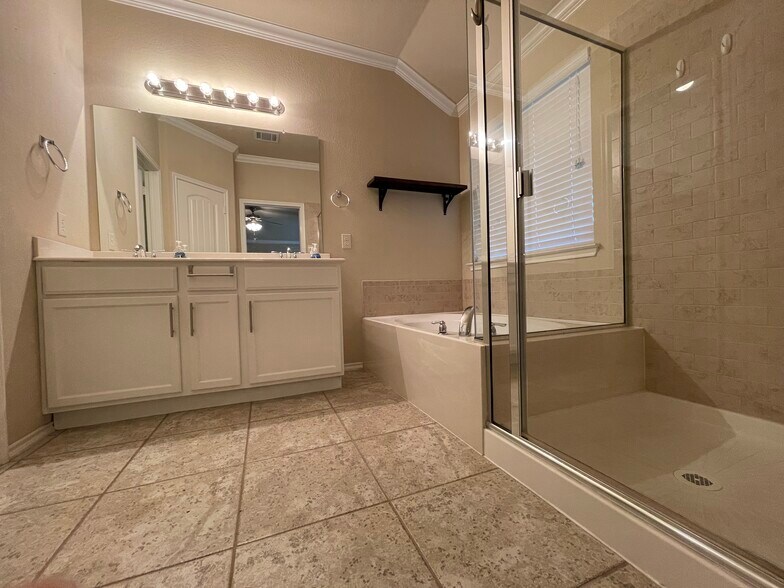 Building Photo - 840 English Ivy Dr