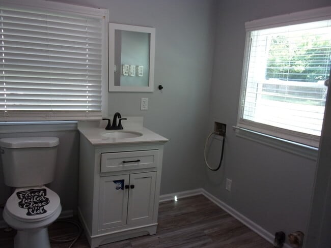 Building Photo - Beautifully Renovated 2 Bedroom 1 1/2 Bath Home